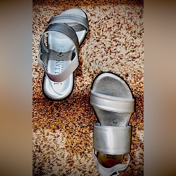 NWT Women Sz-6.5 ITALIAN SHOEMAKERS- Silver Flats Open Toe & Elastic Heal Straps - Picture 2 of 16